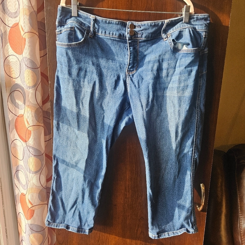 New York & Company Cropped Blue Jeans